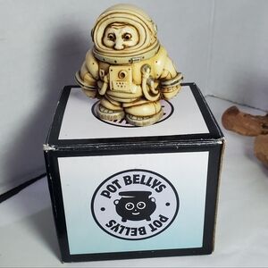 Harmony Kingdom Astronaut Tinket Box Approx 1.5" Pot Bellys